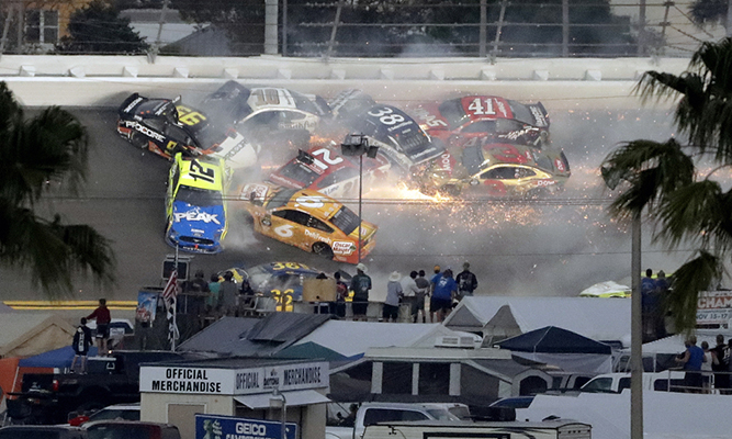 Daytona 500 hú hồn với vụ đụng xe khổng lồ