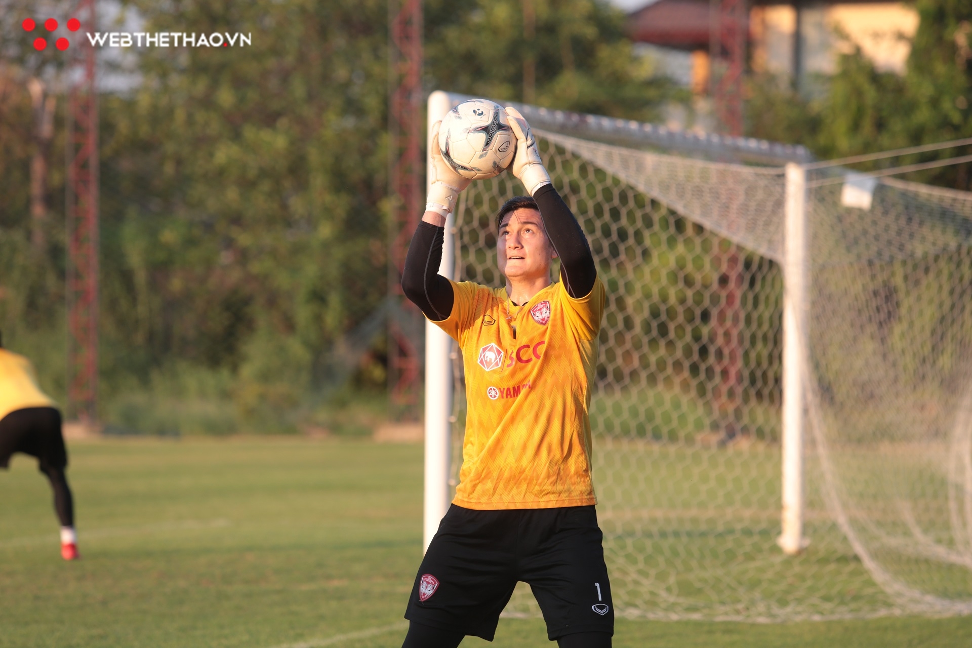 Những hình ảnh "độc" của Văn Lâm trên sân tập của CLB Muang Thong United