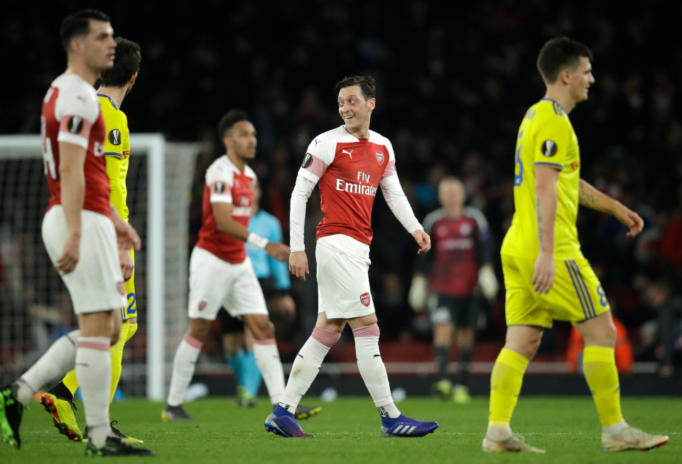 Emery tiết lộ những gì nói với Ozil trong phòng thay đồ sau khi Arsenal thắng BATE