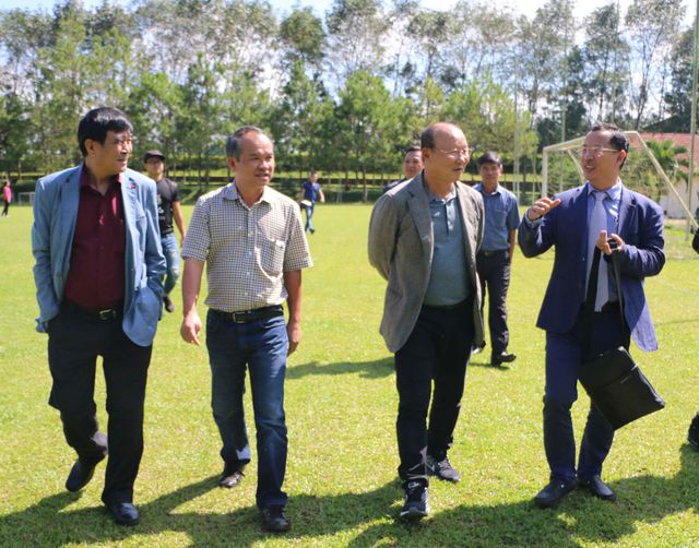Bầu Đức tuyên bố vô địch V-League 2019, nhưng Quang Hải và các đồng đội có cho phép?