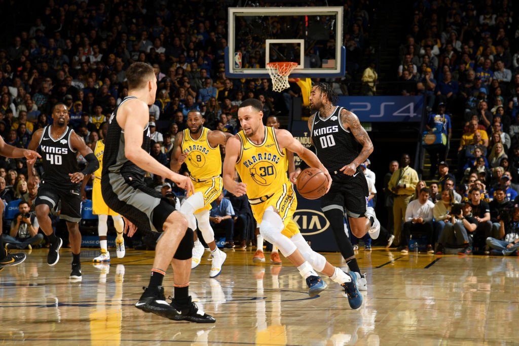 Kevin Durant mở đại tiệc block, Stephen Curry "cù nhây" úp rổ như đánh All-Star