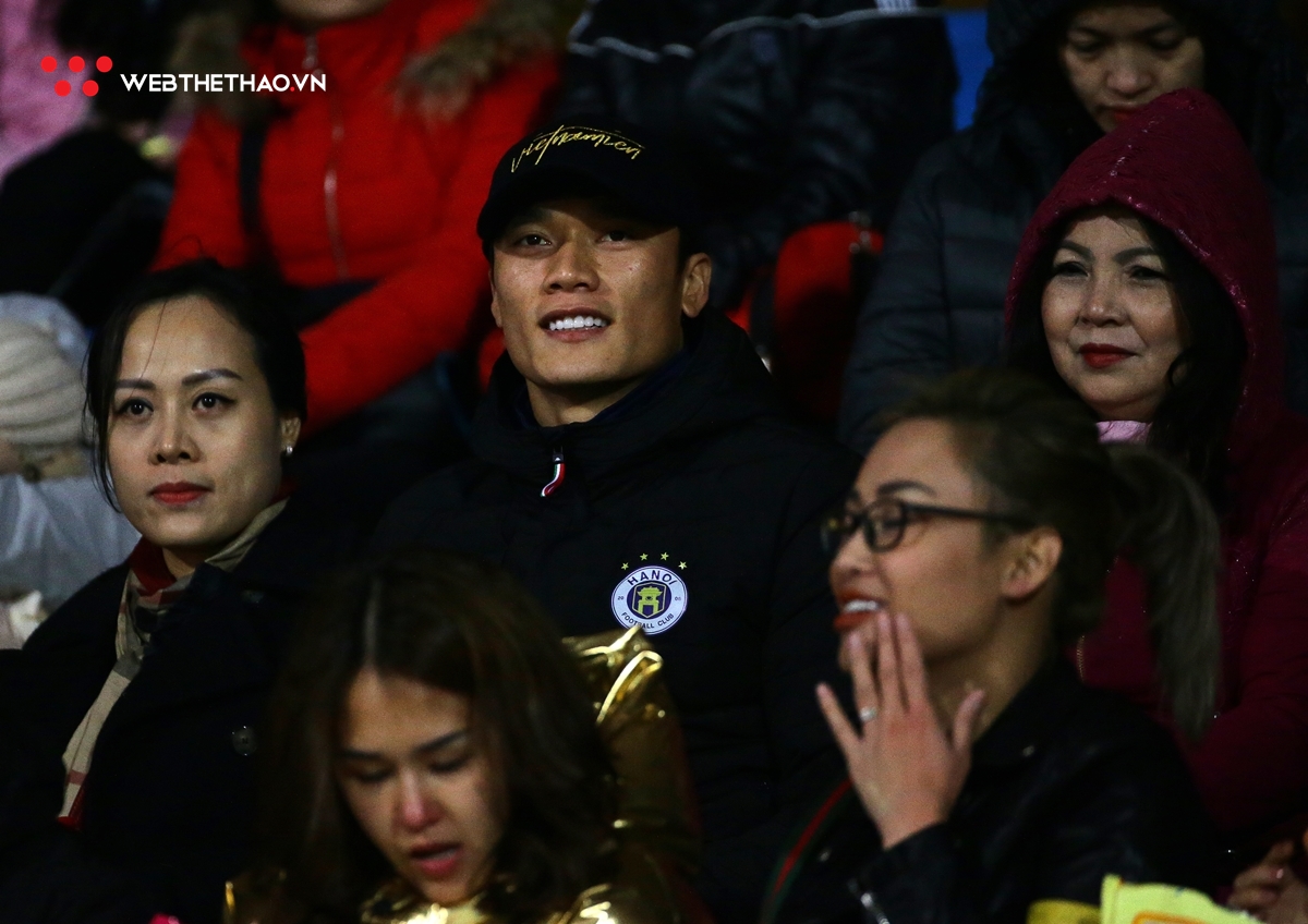 Bùi Tiến Dũng "ngắm nhìn" CLB Hà Nội đè bẹp Quảng Ninh ở trận ra quân V.League 2019