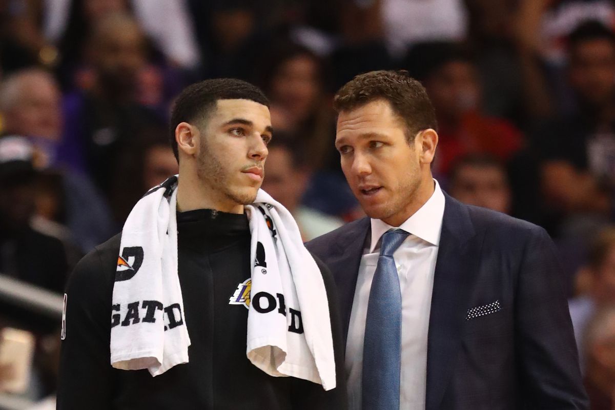 Góc "drama": HLV LA Lakers bị xe của đội bỏ rơi sau trận thua thảm hại?
