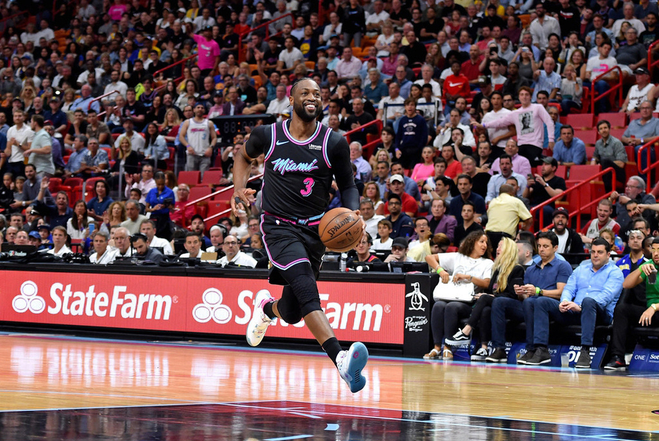 Dwyane Wade xứng danh thủ khoa ngành ném ảo với quả 3 điểm kỳ diệu đánh bại Warriors Dwyane Wade xứng danh thủ khoa ngành ném ảo với quả 3 điểm kỳ diệu đánh bại Warriors