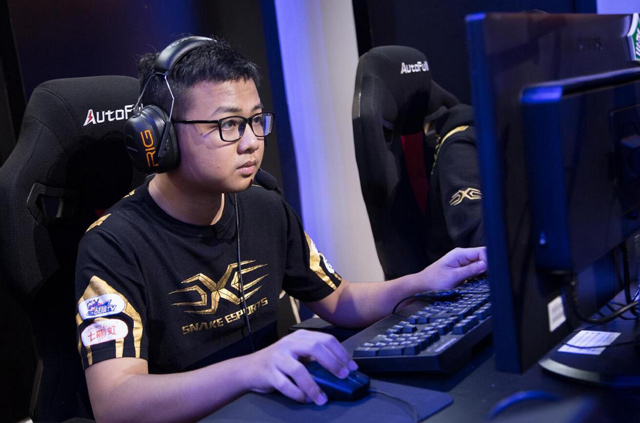 Đường giữa khởi sắc, Snake Esports thoát khỏi nhóm nguy hiểm
