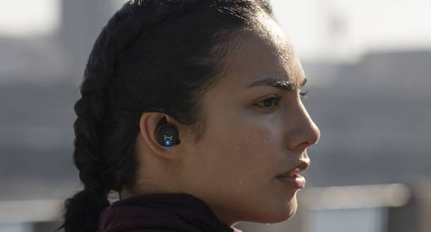Hãng Under Armour kết hợp với JBL và Samsung cho ra tai nghe không dây