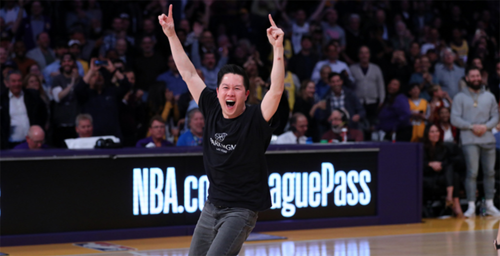 Ông bố gốc Việt Dean Trần "ẵm" hơn 2 tỷ đồng nhờ cú ném giữa sân khi xem Los Angeles Lakers