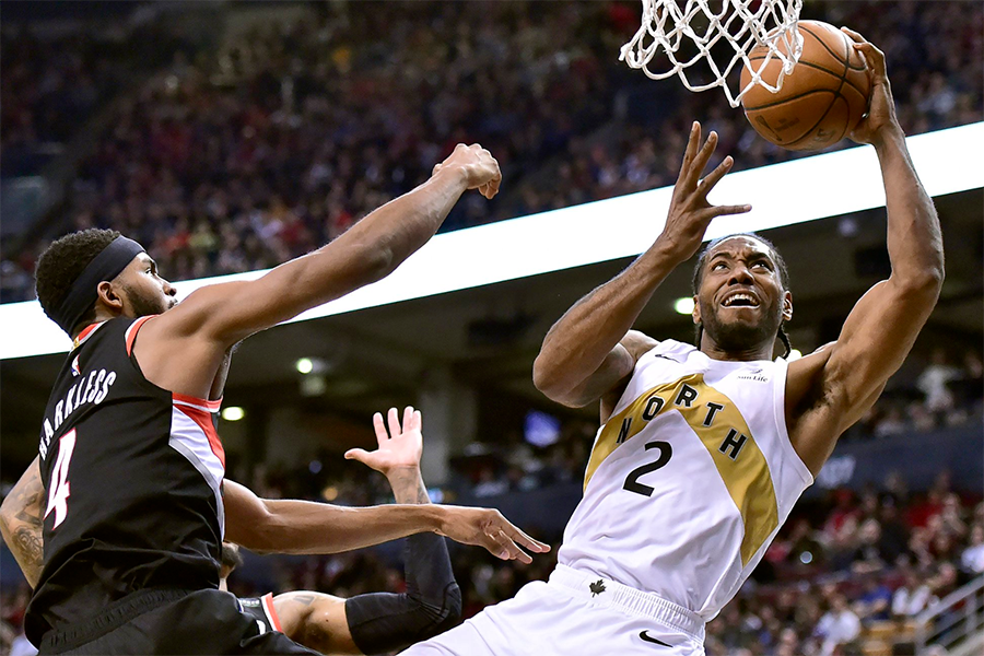 Đứng lên sau tiếng còi oan nghiệt của trọng tài, Kawhi Leonard làm cú game-winner cực chất cho Toronto Raptors
