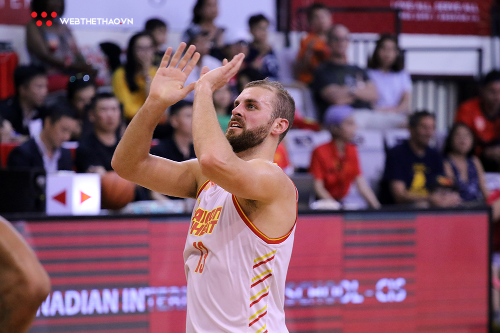 HLV Kyle Julius bật mí lý do Saigon Heat phải nói lời chia tay đáng tiếc với Murphy Burnatowski
