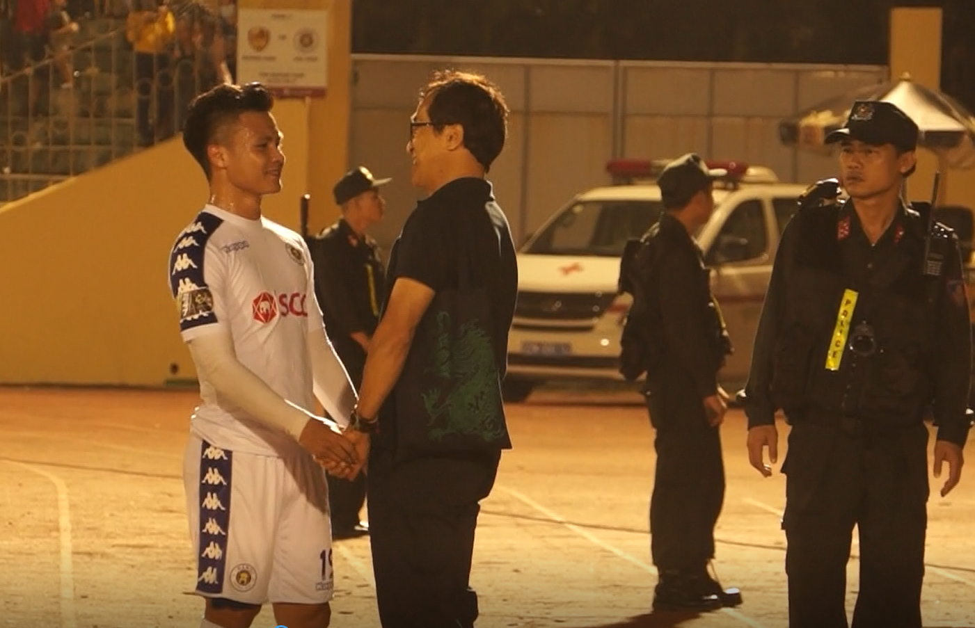 HLV Lee Young jin quàng vai bá cổ, nắm tay Quang Hải như đôi tình nhân