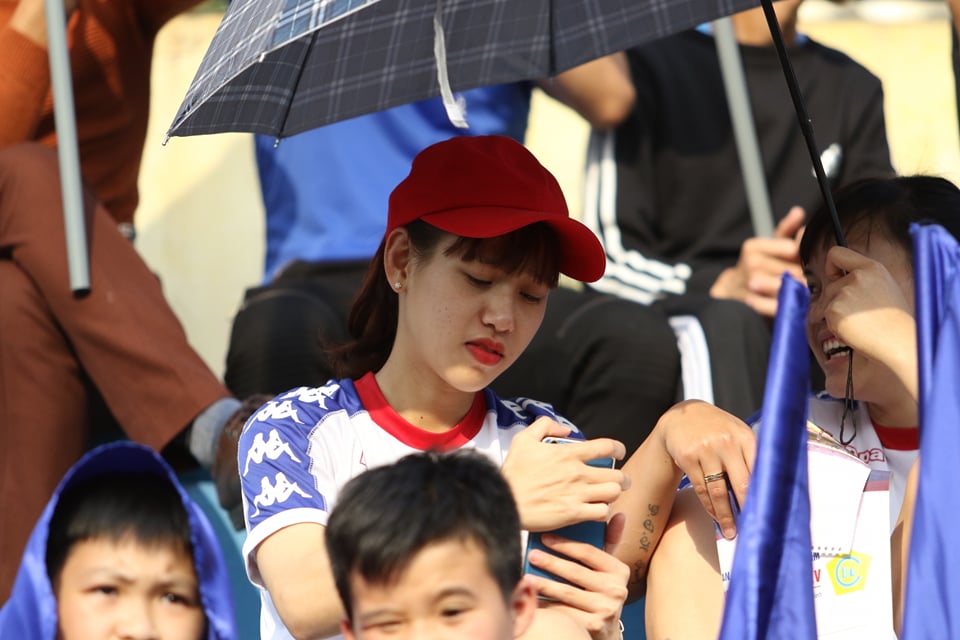 Khoảnh khắc: Hồng Quân, Xuân Tú "ngộ nghĩnh" trước sự nồng nhiệt của những bóng hồng