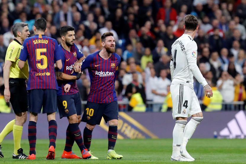 Cú thúc khuỷu tay của Ramos với Messi ở trận Siêu kinh điển có đáng nhận thẻ đỏ hay không?