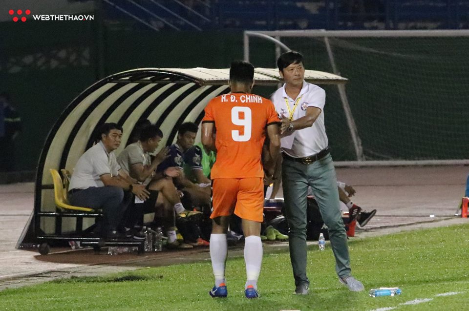 Đức Chinh "tắt điện" khiến thầy Huỳnh Đức thua đồng đội Minh Chiến