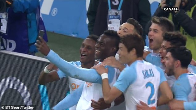 Siêu quậy Balotelli gây sốt mạng xã hội bằng màn ăn mừng bàn thắng