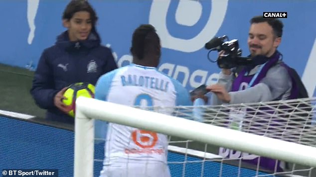 Siêu quậy Balotelli gây sốt mạng xã hội bằng màn ăn mừng bàn thắng