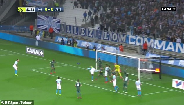 Siêu quậy Balotelli gây sốt mạng xã hội bằng màn ăn mừng bàn thắng