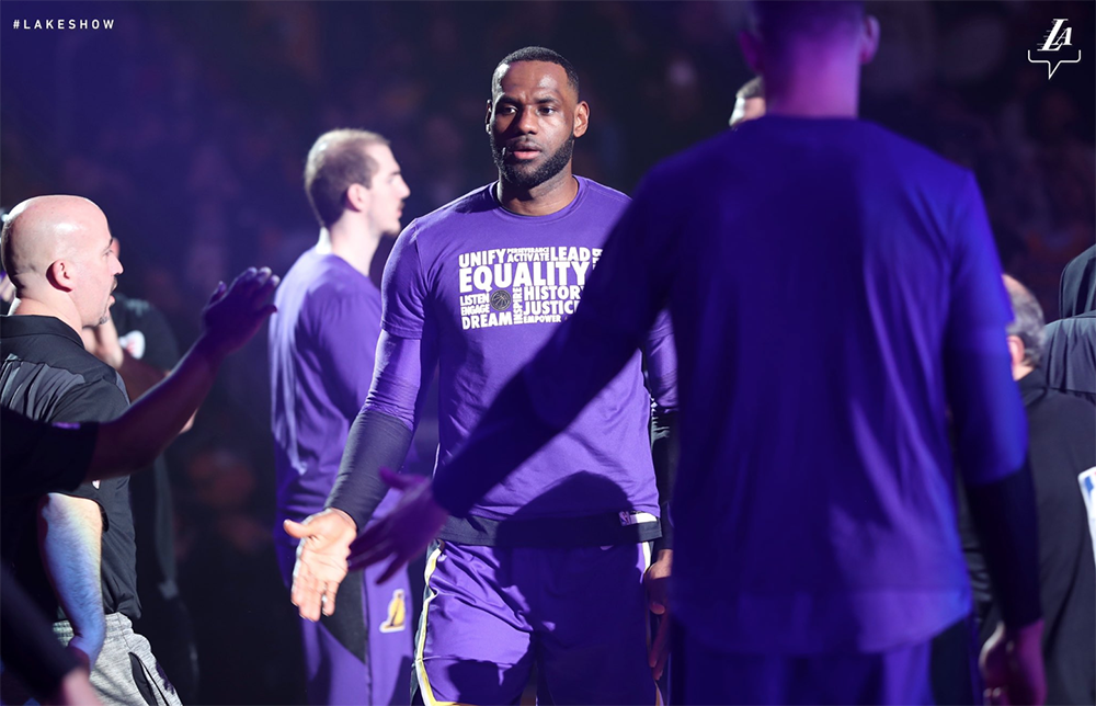 Ai bảo LeBron James là người duy nhất phải chịu trách nhiệm cho thất bại của Los Angeles Lakers? Ai bảo LeBron James là người duy nhất phải chịu trách nhiệm cho thất bại của Los Angeles Lakers?