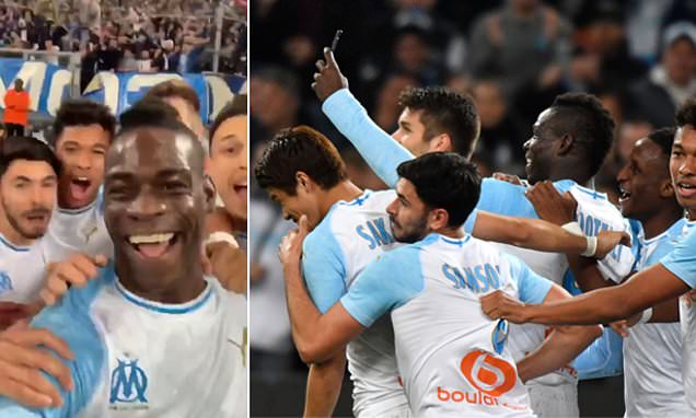 "Siêu quậy" Balotelli gây sốt mạng xã hội bằng màn ăn mừng bàn thắng