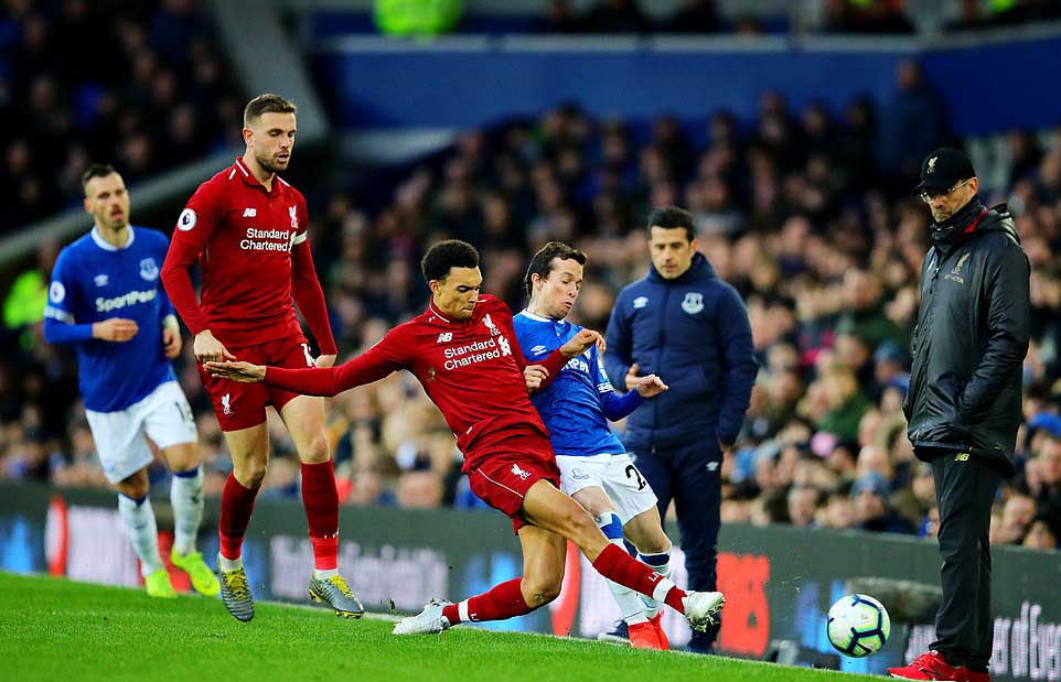 Salah bỏ lỡ đáng tiếc khiến Liverpool mất ngôi đầu và những điểm nhấn ở trận hòa Everton