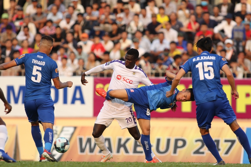 Hà Nội FC "vấp ngã", cả làng cười… khà khà?