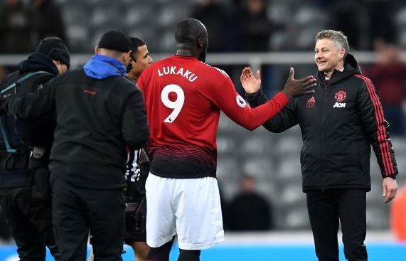 Lukaku tỏa sáng với 4 bàn/2 trận liên tiếp khiến HLV Solskjaer... lo sốt vó cho hàng công MU