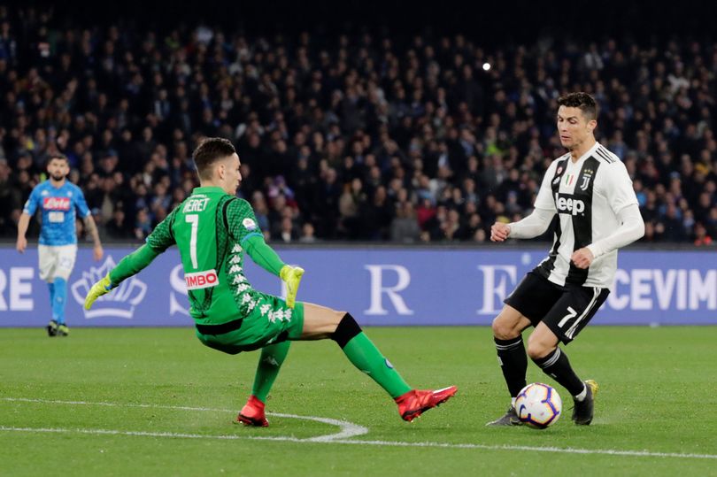 Ronaldo bị lên án diễn trò “ăn vạ” khiến thủ môn Napoli nhận thẻ đỏ