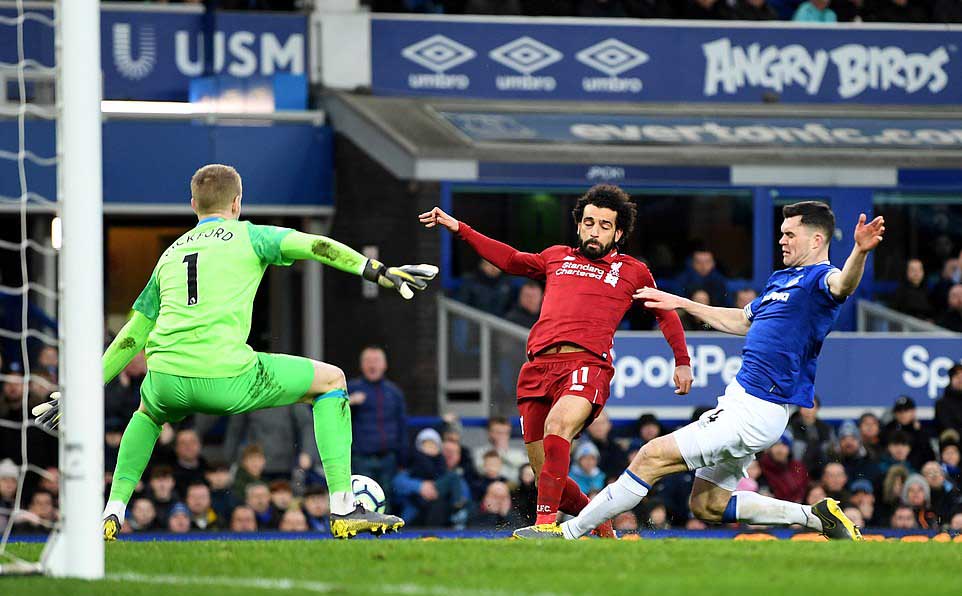 Salah bỏ lỡ đáng tiếc khiến Liverpool mất ngôi đầu và những điểm nhấn ở trận hòa Everton