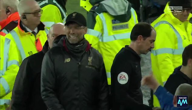 Phản ứng bất ngờ của HLV Klopp khi bị cậu bé nhặt bóng của Everton mỉa mai
