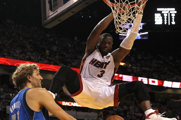 HLV Doc Rivers lí giải việc không tôn vinh Dwyane Wade như từng làm với Dirk Nowitzki