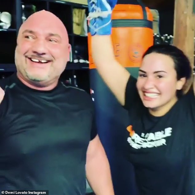 Tập Boxing quá tay, Demi Lovato đấm bay răng HLV của mình
