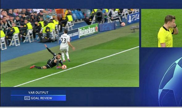 VAR lại gây tranh cãi khi công nhận bàn thắng ra ngoài của Ajax khiến Real ôm hận