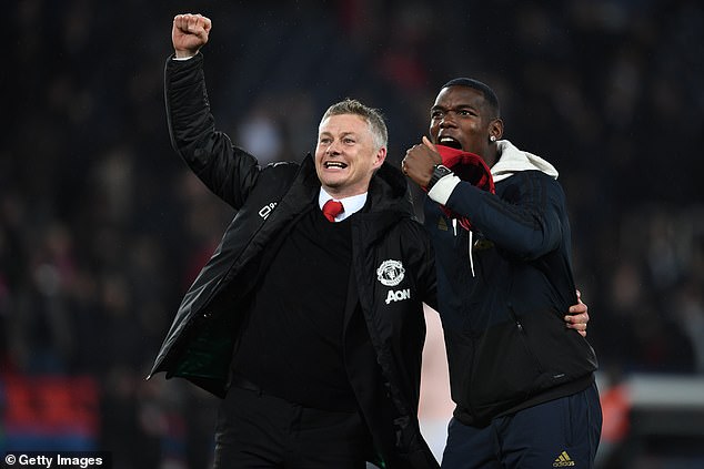 Gary Neville tiết lộ bí mật của các cầu thủ MU trong phòng thay đồ sau khi hạ PSG