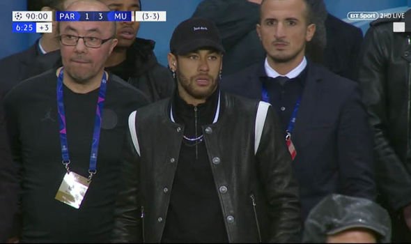 Gương mặt "hoảng loạn" của Neymar khi chứng kiến PSG gục ngã cay đắng trước MU