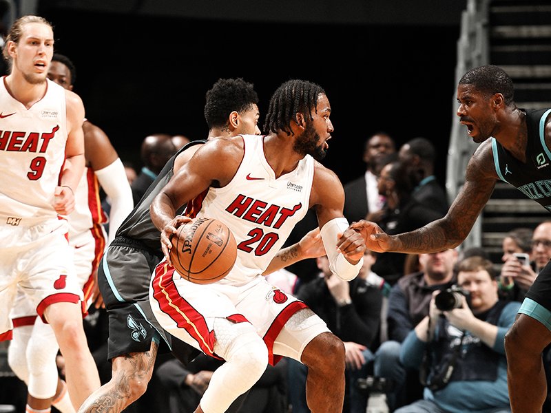 Hiệu quả trong rebound, Miami Heat thiêu rụi "Ong bắp cày" trên sân khách