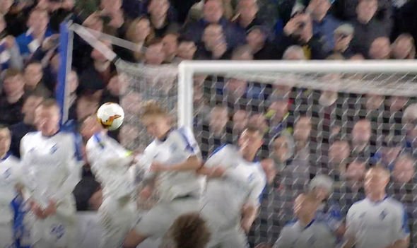 Chelsea hưởng lợi một bàn thắng nhờ hành động khó tin của hậu vệ Dynamo Kiev