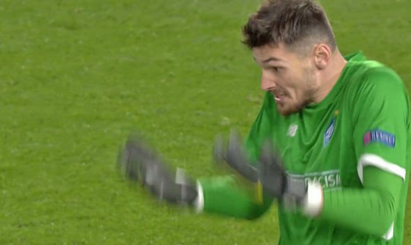 Chelsea hưởng lợi một bàn thắng nhờ hành động khó tin của hậu vệ Dynamo Kiev