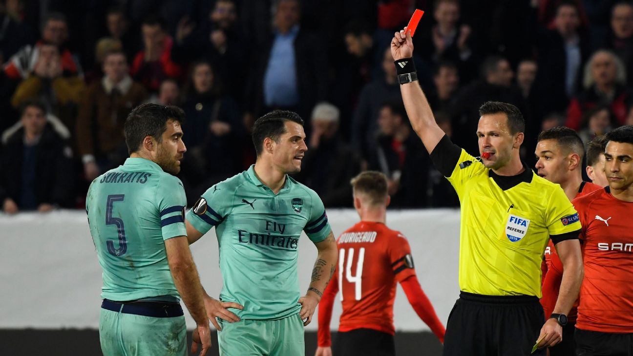 HLV Emery nói gì về chiếc thẻ đỏ của Sokratis khiến Arsenal thua Rennes?