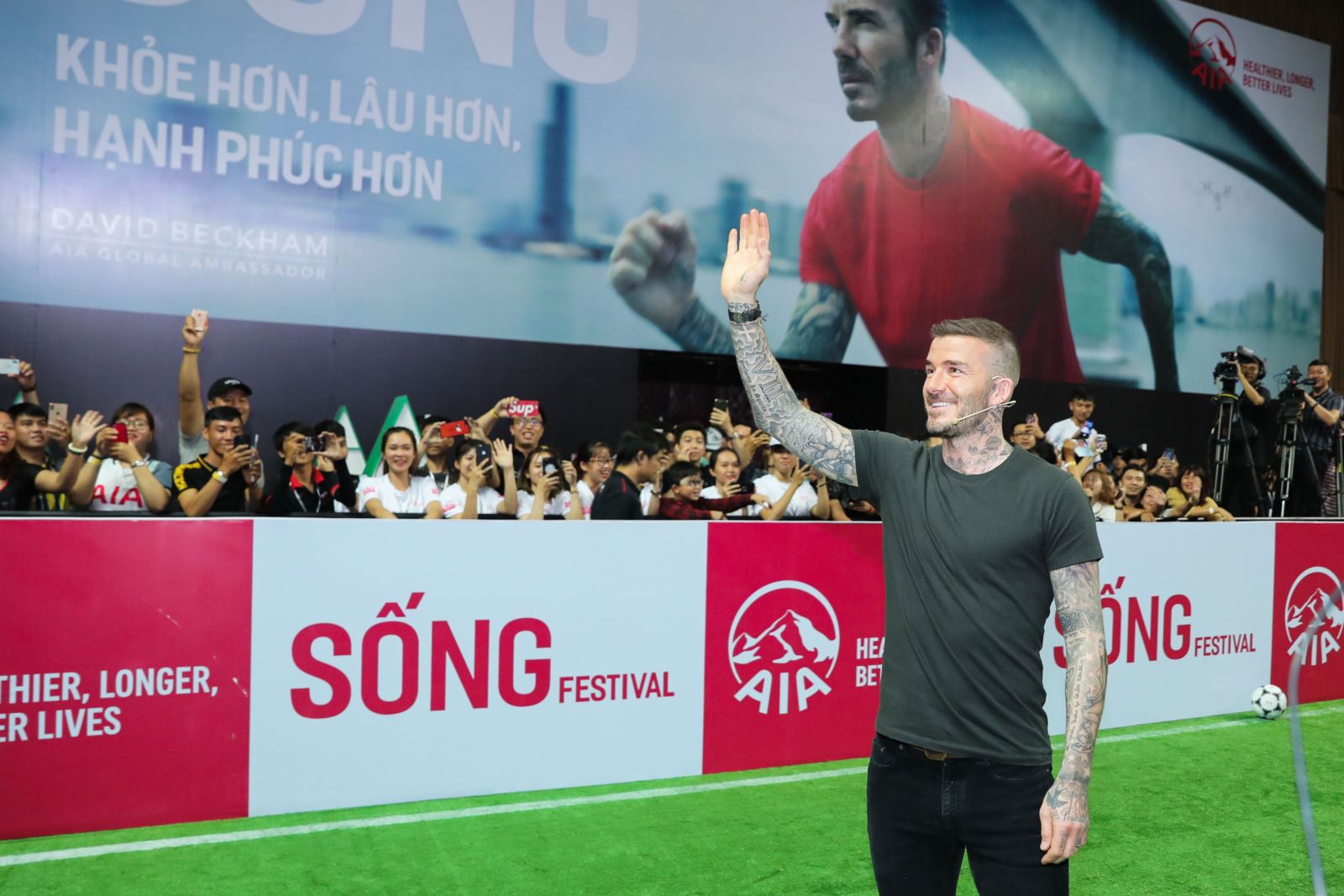 Beckham sang Việt Nam bán hàng, Công Phượng sang Hàn bán sức