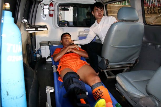 Hãi hùng cảnh cầu thủ U19 Đà Nẵng tự làm gãy chân trong trận gặp U19 HAGL