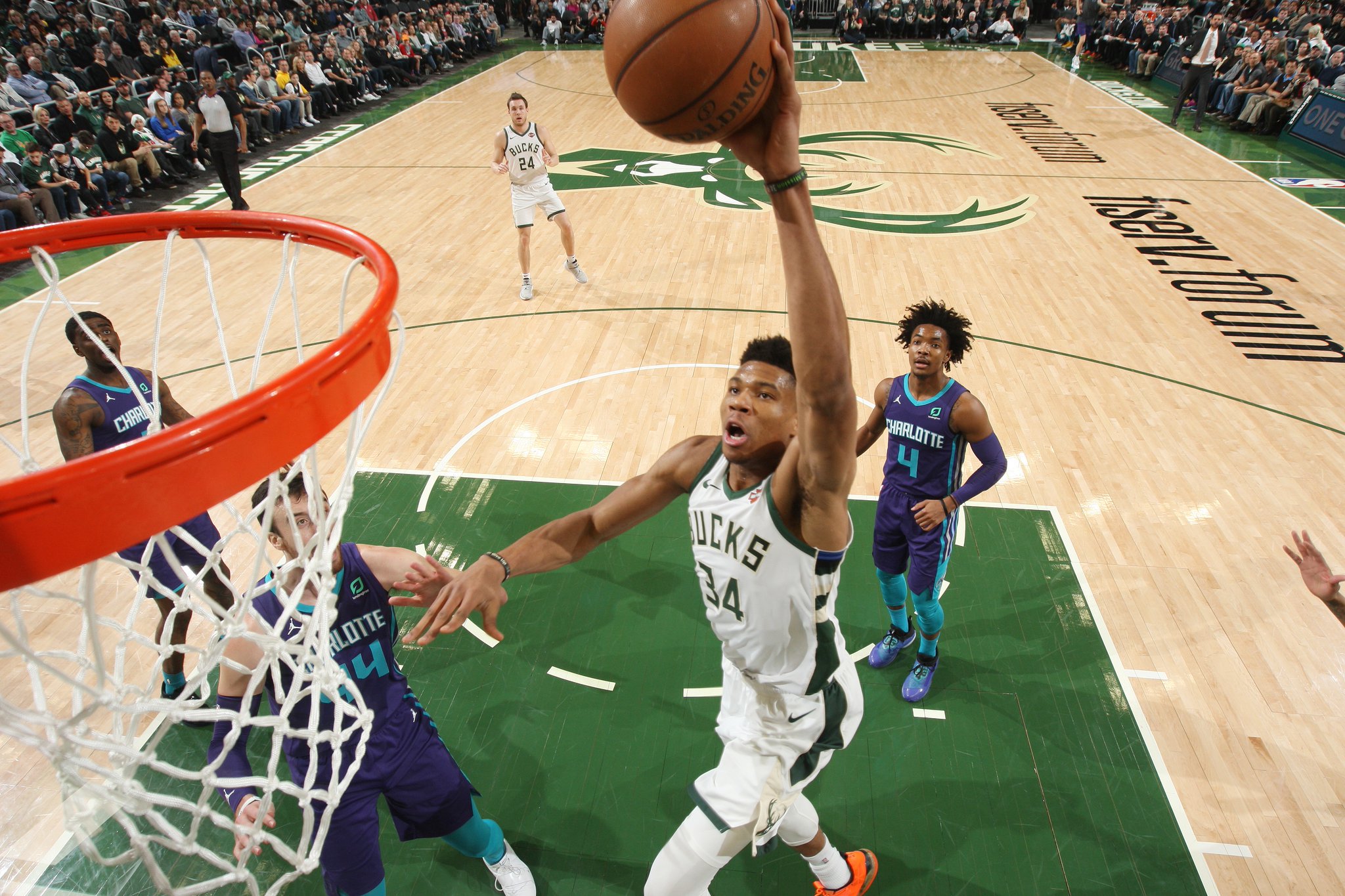 Quyết không thả cho Hornets tranh suất playoffs, Bucks củng cố ngôi đầu