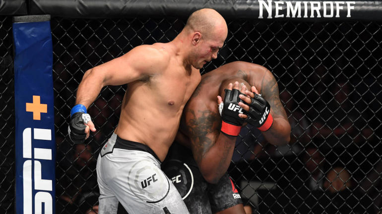 Derrick Lewis đã đấu Junior Dos Santos trong tình trạng chấn thương