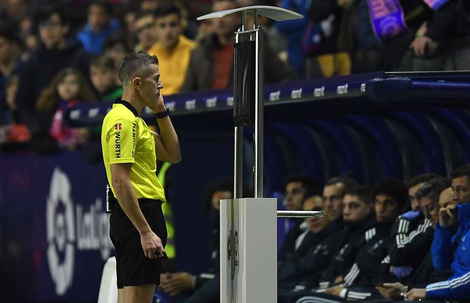 Sự thật khó tin ở trận gặp Real Madrid khi phòng công nghệ VAR... trống trơn