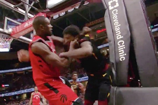 ĐÁNH NHAU: Serge Ibaka bóp cổ rồi đấm tới tấp cầu thủ trẻ Cavaliers