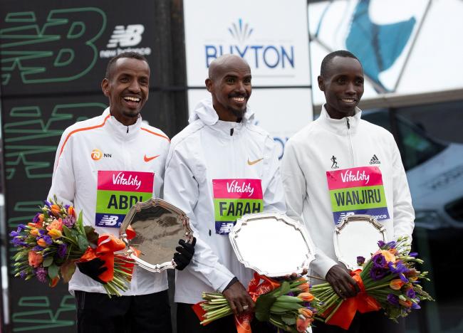 Mo Farah bị 2 đối thủ rượt đuổi như phim hành động ở London Half Marathon