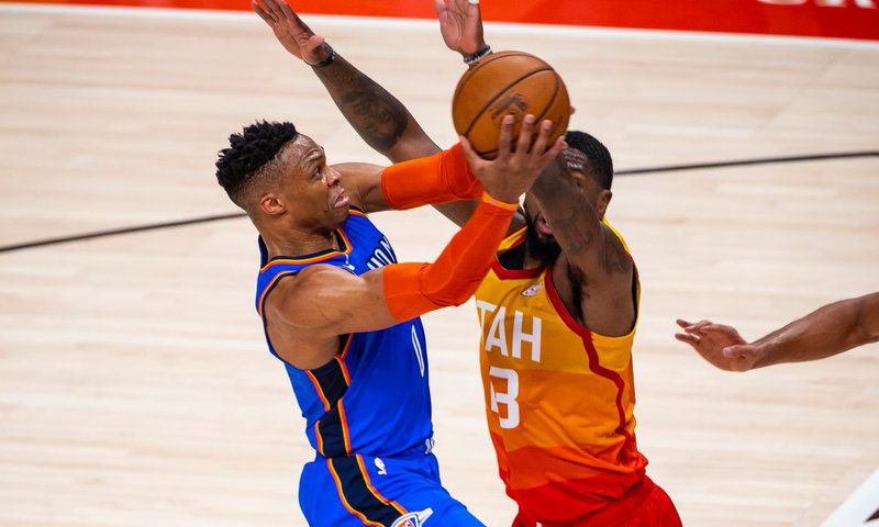 Russell Westbrook nóng máu, đe dọa fan Utah Jazz khiến bảo vệ phải vào cuộc