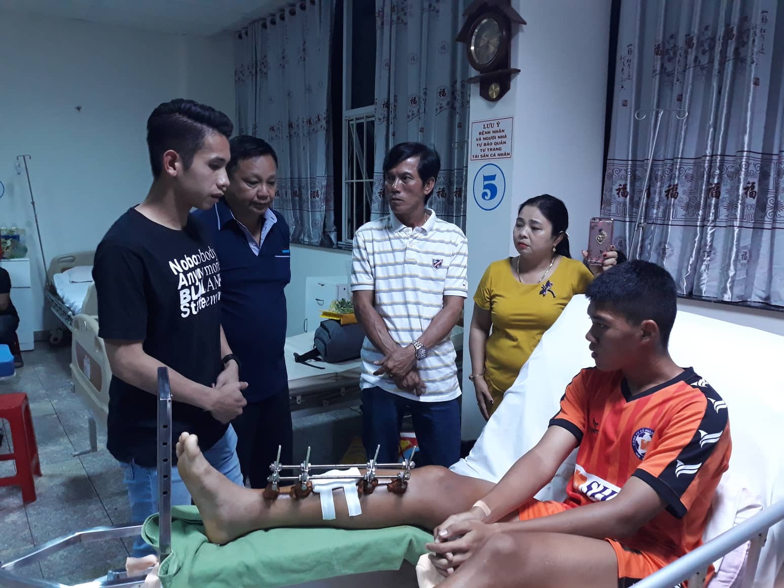 ĐT Việt Nam thực hiện nghĩa cử cao đẹp với cầu thủ trẻ bị gãy chân