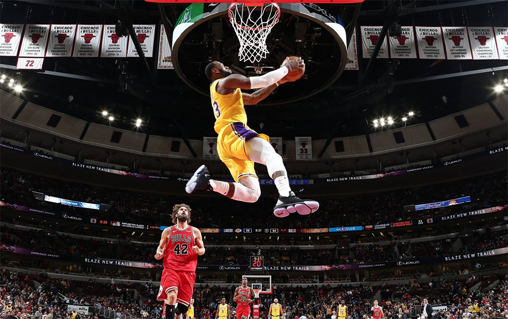 LeBron James mở lễ hội úp rổ, tái hiện pha alley-oop huyền thoại với D-Wade tại Chicago