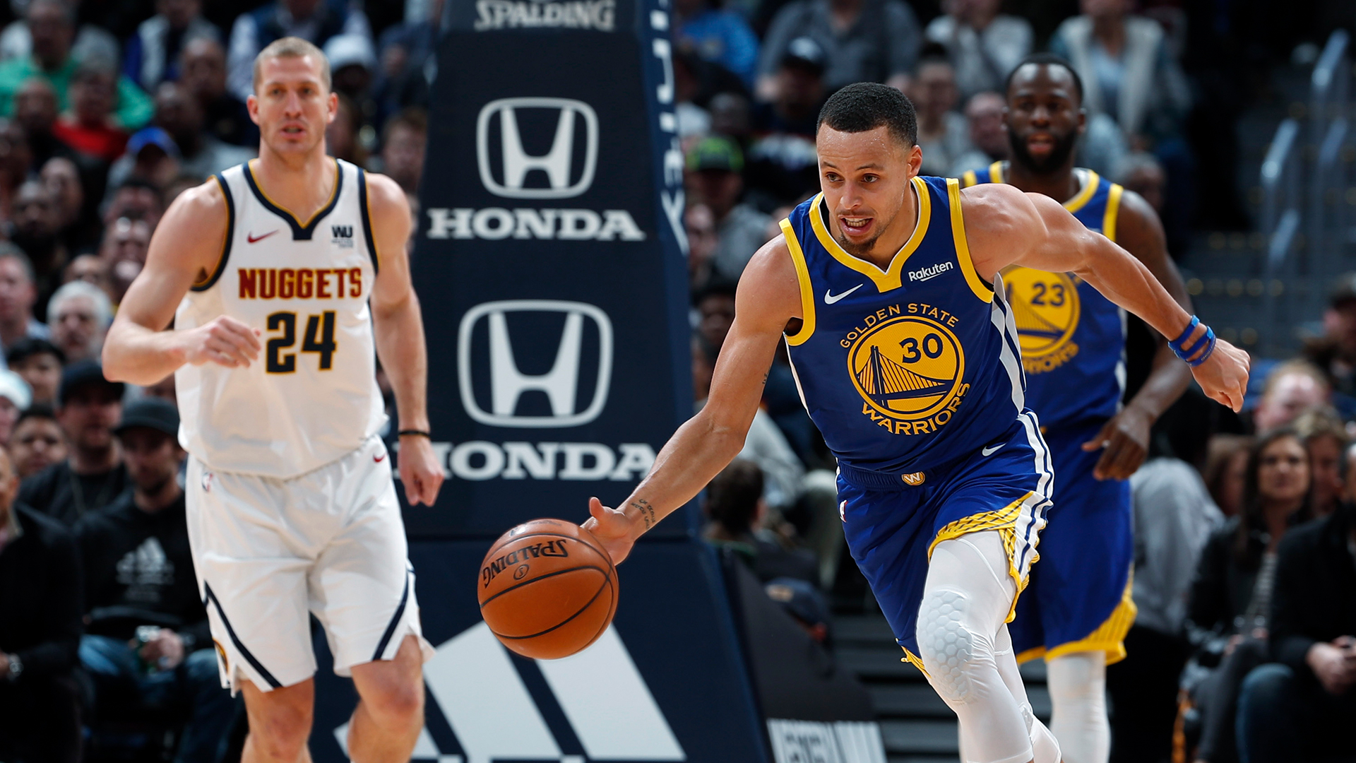 Biết Stephen Curry ném kinh rồi nhưng nhìn đoạn clip này trong phòng tập mới phát hoảng