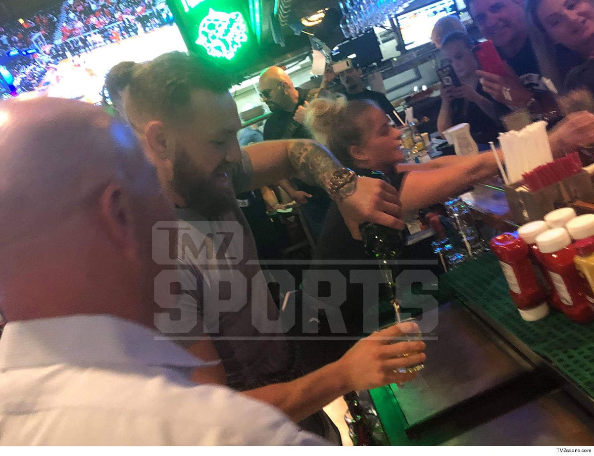 Conor McGregor quẩy tưng bừng khi... chờ ngày ra tòa