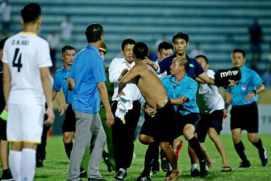 Tư duy ăn sẵn xiềng xích, bóng đá Việt Nam đừng mơ chuyên nghiệp!